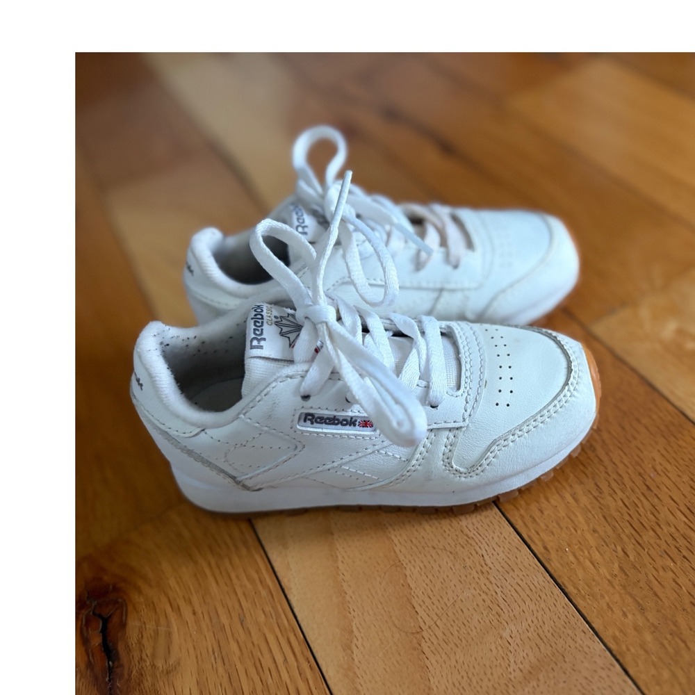 Reebok Kids Classic Leather sneakers white with a gum sole size 8